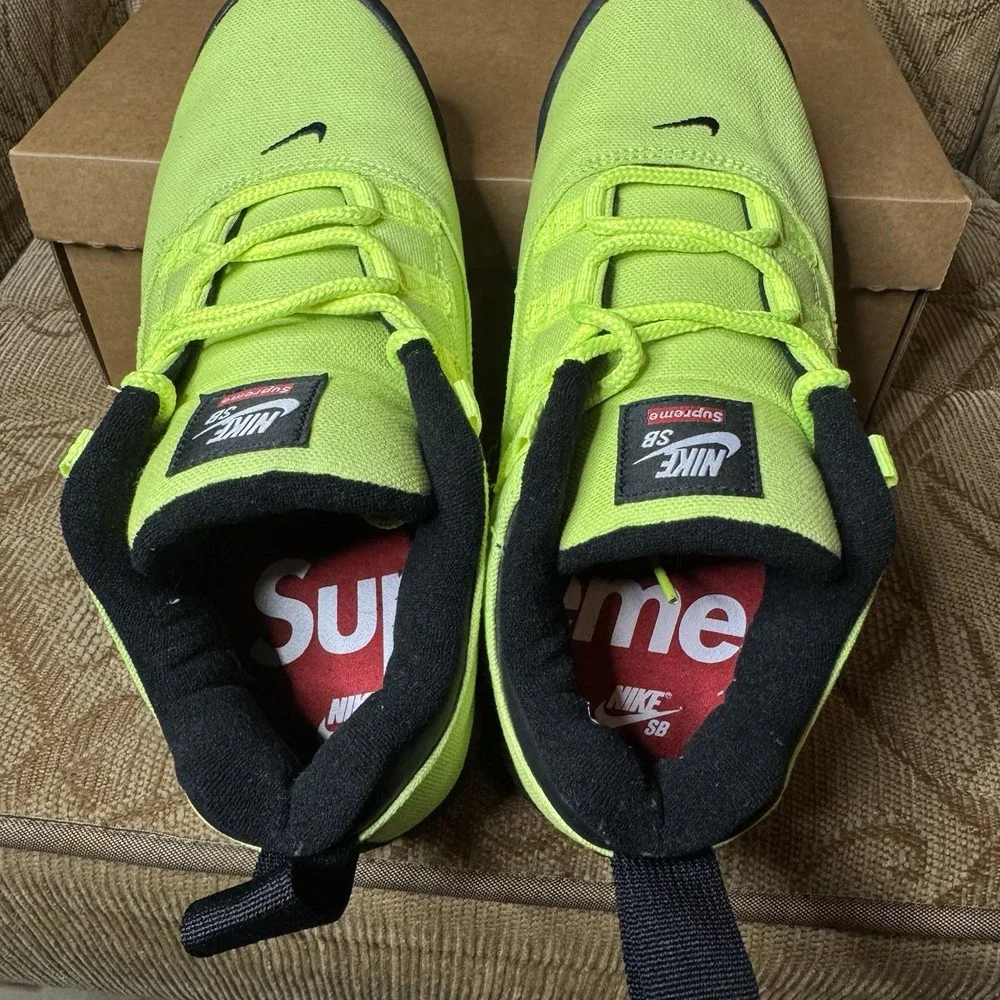 FQ3000-700 Supreme Nike SB Darwin‎ Low Green Volt Black White Fluorescent Size 8